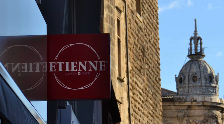 enseigne ETIENNE Coffee & Shop