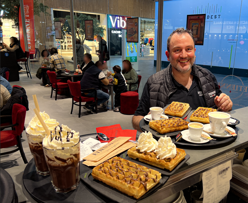 Devenir franchisé ETIENNE Coffee & Shop : un rêve devenu réalité pour Laurent Fernandez